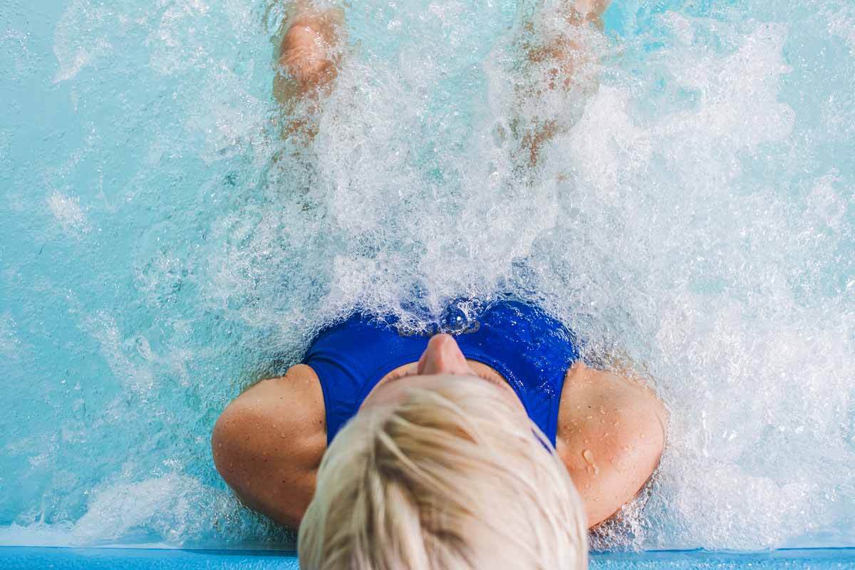 ragazza in piscina durante idrokinesiterapia fisioterapia in acqua